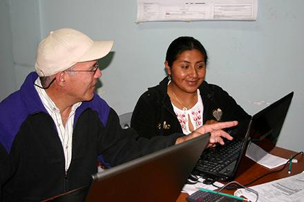  Jorge Delgado and Rosa Juana Arévalo sitting in front of laptops. 
